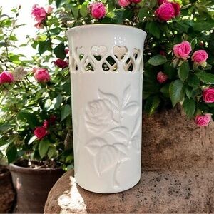 Lenox Vintage Pierced Hearts Floral Porcelain Vase With 24k Gold Trim